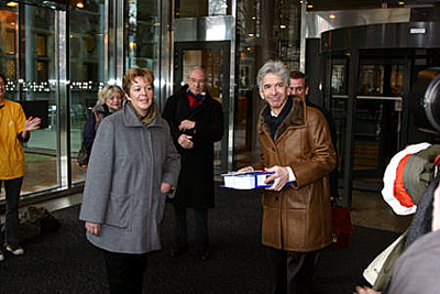 Minister Ronald Plasterk receiving the petition from Gusta Korteweg, managing director of De Concertzender